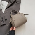 Petit sac à main taupe avec texture cuir grainé et design minimaliste en aile de chauve-souris - Gris Éléphant sans Pendentif