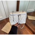 Elegante weiße Stepp-Kosmetiktasche mit Kristallen und Kamelien-Charm-Anhänger - Cremeweiß