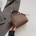 Mini sac à main en cuir grainé marron foncé avec doubles poignées au style minimaliste - Café sans Pendentif