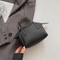 Sac à main minimaliste noir à texture litchi avec doubles poignées et design latéral - Noir sans Pendentif