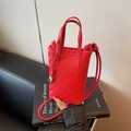 Mini sac seau tressé rouge élégant en similicuir avec breloque argentée et bandoulière - Bordeaux