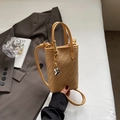 Sac bandoulière en cuir tressé beige avec pendentif en métal et fine sangle réglable - Khaki