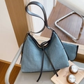 Blauwe denim shopper met zwarte lederen schouderbanden in casual retro hobo-stijl voor dames - Zwart