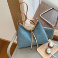 Lichtblauwe denim shopper met bruine leren riemen en bijpassend klein etui met rits - Khaki