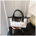 Detalle de un bolso chic con contraste blanco y negro y lindos bordados de dibujos - Blanco Roto