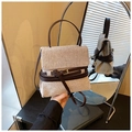 Detalle de bolso vintage de lino tejido beige con correas de cuero marrón y hebilla - Marrón