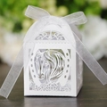 Elegante lasergeschnittene Hochzeits-Geschenkbox mit Pferd, Rosen und weißer Organzaschleife - Weiß