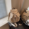 Zaino beige a scacchi con due tasche frontali e chiusura con fibbia argentata - Cachi