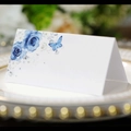Marque-places de mariage pliés avec motifs de roses bleues et papillons sur papier blanc - Style Rose Bleue et Papillon (XWK-169)