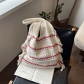 Beige gestrickte Tragetasche mit rotem Wellenmuster und Boho-Fransen-Details - Gebrochenes Weiß