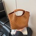 Braune geflochtene Tragetasche im Intrecciato-Stil mit stabilen Handgriffen - Braun