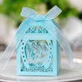 Himmelblaue Geschenkbox mit Laser-Pferdemotiv und hellblauem Band auf Teller - Tiffany Blau