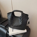 Minimalistische schwarze geflochtene Eimertasche aus PU-Leder mit Schultergurt - Schwarz