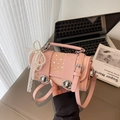 Sac à main tissé rose avec strass, nœud perlé et dentelle sur un bureau chic - Avec Pendentif / Rose
