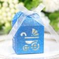 Blaue Glitzer-Süßigkeitenbox mit Kinderwagen-Ausschnitt und weißer Schleife für Babyshower - Glitzer Königsblau