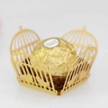 Nahaufnahme der goldenen lasergeschnittenen Vogelkäfig-Geschenkbox mit Hohlmuster - Gold
