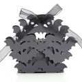 Scatola di caramelle Halloween nera con pipistrello intagliato al laser e fiocco - Stile Motivo Pipistrello (XTH-382)