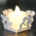 Dettaglio del copricandela in carta intagliata al laser con silhouette di coppia e LED - Bianco