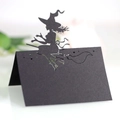 Marque-place Halloween avec sorcière sur un balai découpée au laser noir - Noir