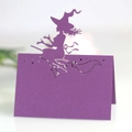 Détail du marque-place violet découpé au laser avec sorcière sur balai et étoiles - Violet foncé