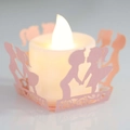 Dettaglio macro della candela LED con silhouette in carta rosa e motivo a rose - Rosa