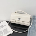 Petit sac carré blanc crème chic avec fermoir rotatif en métal et bandoulière amovible - Beige Brume