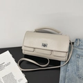 Sac à main carré beige élégant avec fermoir rotatif argenté et bandoulière longue - Gris Nuage