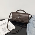 Sac à main en cuir mat marron foncé avec fermoir argenté et bandoulière fine - Café Foncé