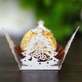 Vue macro du porte-chocolat blanc découpé au laser en sapin avec une truffe dorée - Blanc