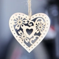 Macro di pendente a cuore in legno con intaglio floreale e corda di iuta - Stile Cuore A