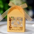 Dettaglio della scatola regalo dorata con taglio laser Tour Eiffel e nastro di seta - Oro