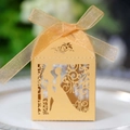 Detailansicht der goldenen Hochzeits-Süßigkeitenbox mit Laser-Cut-Silhouette und Schleife - Gold