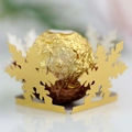 Makroaufnahme einer goldfarbenen Schneeflocken-Pralinenform für die Weihnachtsfeier - Reflektierendes Gold