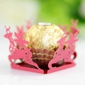 Détail de l'emballage de chocolat en papier ajouré rouge renne et flocon - Rouge Perlé