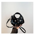 Dettaglio borsa a mezzaluna in vernice nera con borchie argentate e fiocco di velluto - Taglia unica / Nero