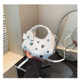 Dettaglio borsa hobo in pelle PU bianca con rivetti argento e tracolla rimovibile - Taglia unica / Bianco