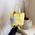 Borsa a mano gialla a pieghe con ciondolo a cuore Lucky e tracolla regolabile - Con Ciondolo / Giallo
