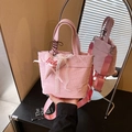 Borsa tote in nylon rosa con ricamo CHUU e ciondolo portafortuna a forma di cuore - Con Ciondolo / Rosa