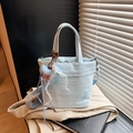 Borsa a tracolla plissettata azzurra minimalista con ciondolo a cuore e tracolla - Con Ciondolo / Blu