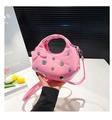 Dettaglio borsa in pelle verniciata rosa con rivetti argentati e ciondolo a fiocco - Taglia unica / Rosa