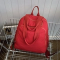 Versátil mochila de nailon rojo con gran capacidad y diseño multibolsillo en una cesta - Rojo