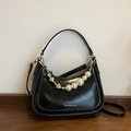 Sac hobo noir minimaliste avec une élégante chaîne de perles et de cœurs - Noir
