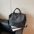 Grand sac cabas noir en nylon imperméable avec poignées en cuir et bandoulière - Noir
