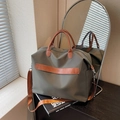 Grand sac cabas en nylon vert armée avec anses en similicuir marron et bandoulière - Vert