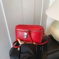 Mini borsa a tracolla in pelle rossa con hardware argento e ciondolo a forma di robot - Rosso