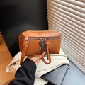 Mini borsa a tracolla in pelle marrone caramello con ciondolo a forma di robot argento - Marrone