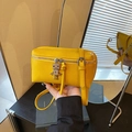 Mini borsa a tracolla gialla a scatola con ciondolo robot in argento - Giallo