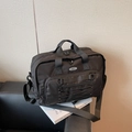 Borsa da viaggio nera ad alta capacità con tracolla regolabile e tasche con cerniera - Nero