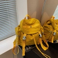 Grande zaino in nylon giallo senape con fibbie metalliche per pendolarismo e viaggi - Curcuma