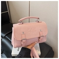 Vista dettagliata della borsa in ecopelle rosa chiaro con grana litchi e logo PAN TOR inciso - Rosa
